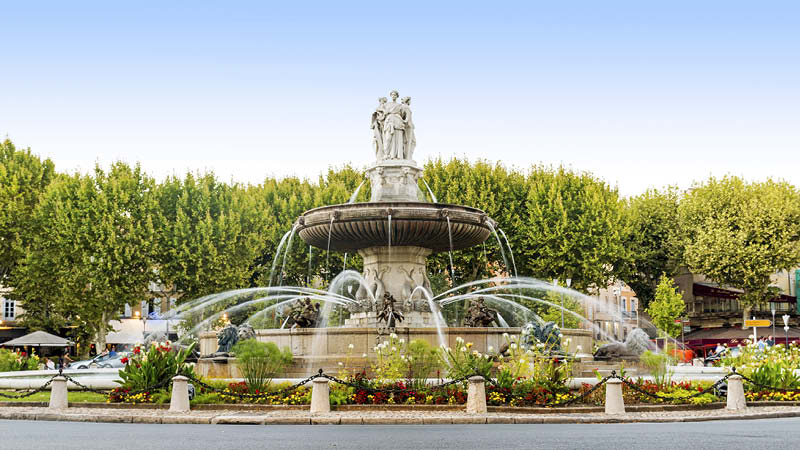 Vacker fontn i Aix en Provence p en resa till den franska Rivieran.